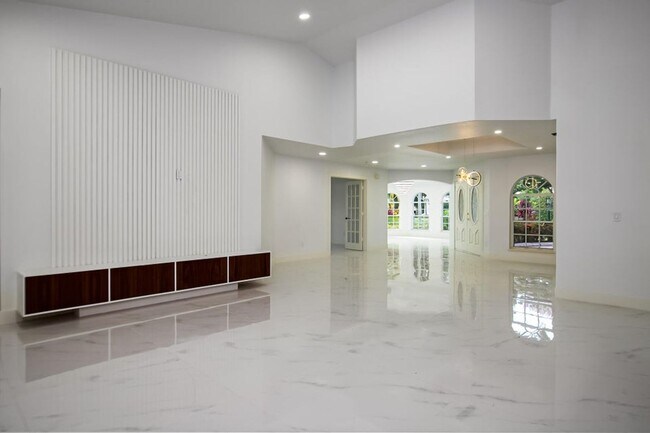 Building Photo - Heatherwood Lake Front Pool Home in St. Lucie West