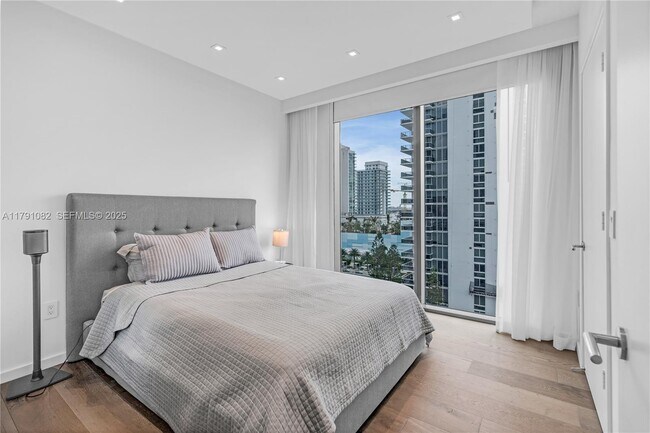 Building Photo - 460 NE 28th St