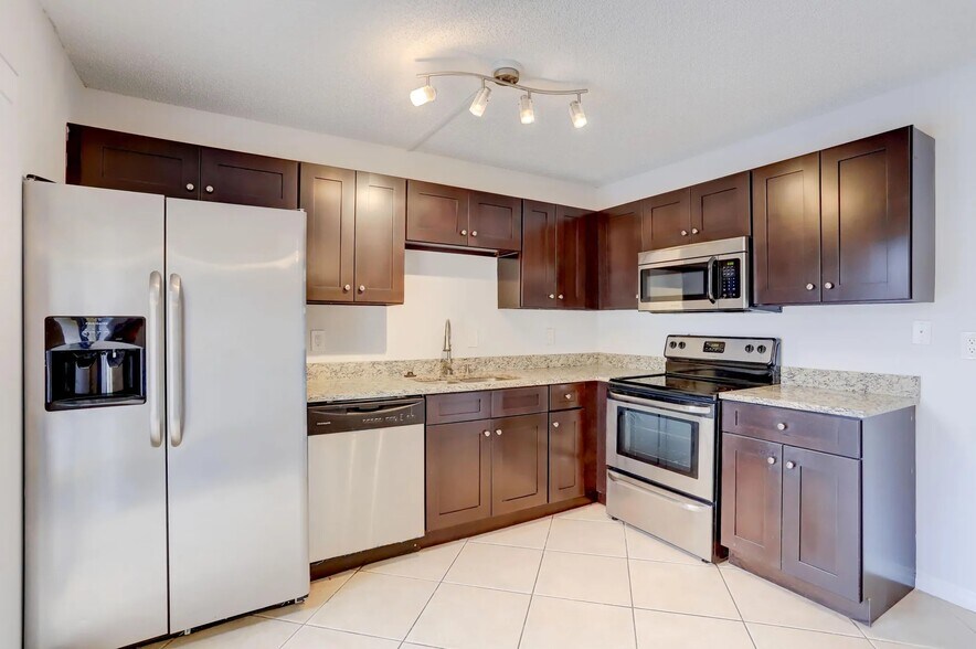 Building Photo - 744 Springdale Cir