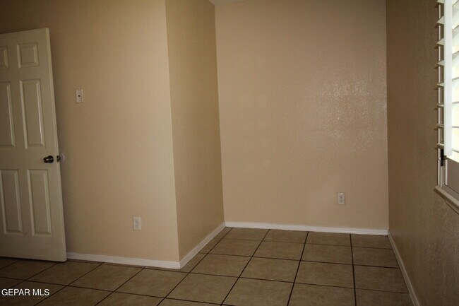 Building Photo - 9145 Begonia Pl