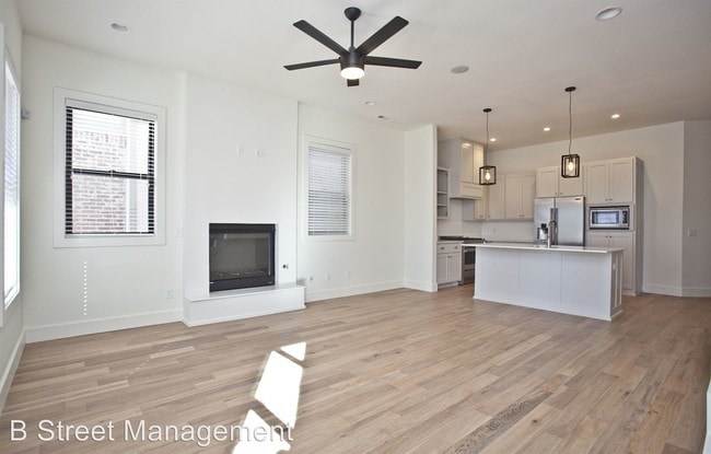 Building Photo - 4 br, 3.5 bath House - 329 SW D Street