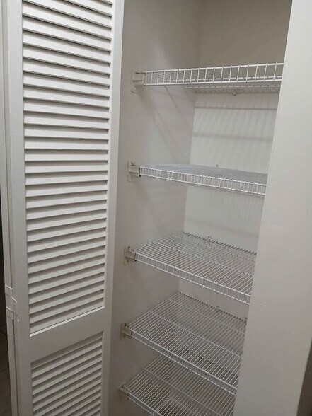 Hall linen closet - 9021 W Highland Pines Dr