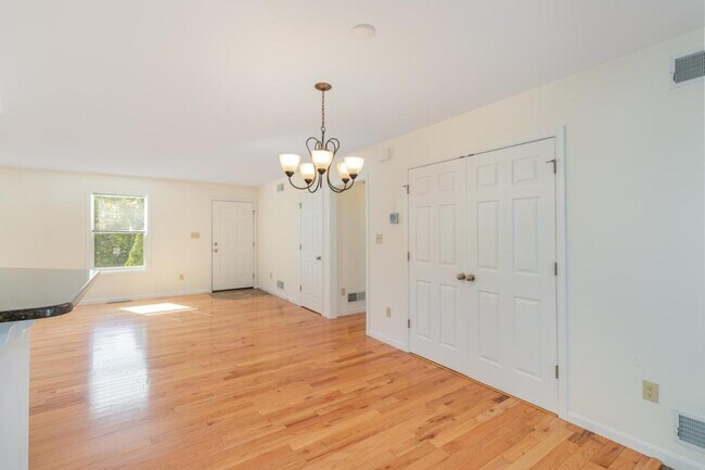 Building Photo - 927 E Lisburn Rd