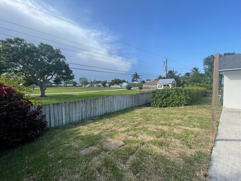 Private fenced backyard with concrete patio no houses behind it - 7399 SE Flamingo Way