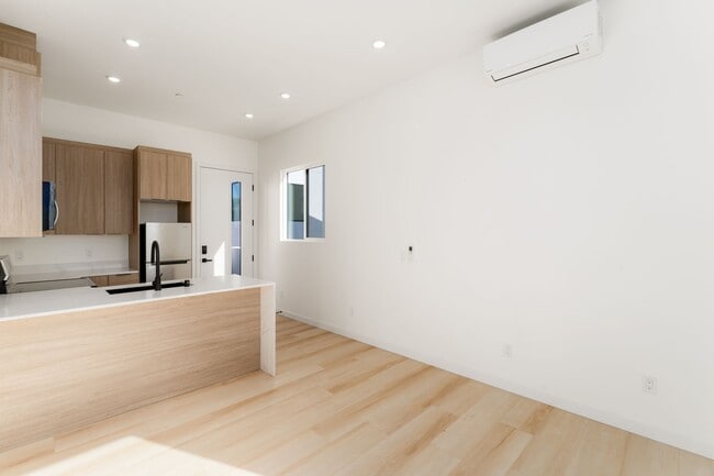 Building Photo - Top Floor, Laundry, Luxurious and Newly Built