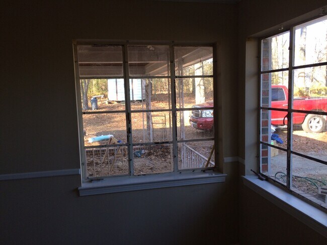 Building Photo - 2716 Wood Dr NE