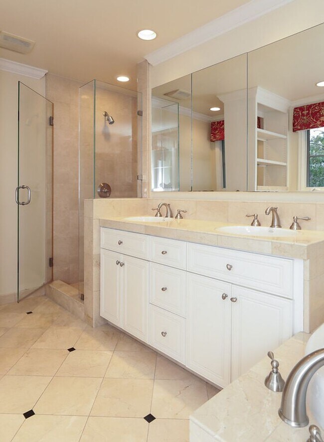 Building Photo - Expansive 6 Bed, 3.5 Bath Executive Home i...