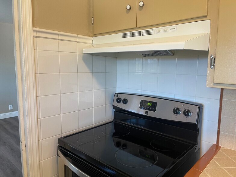 Building Photo - 755 E Duane Ave