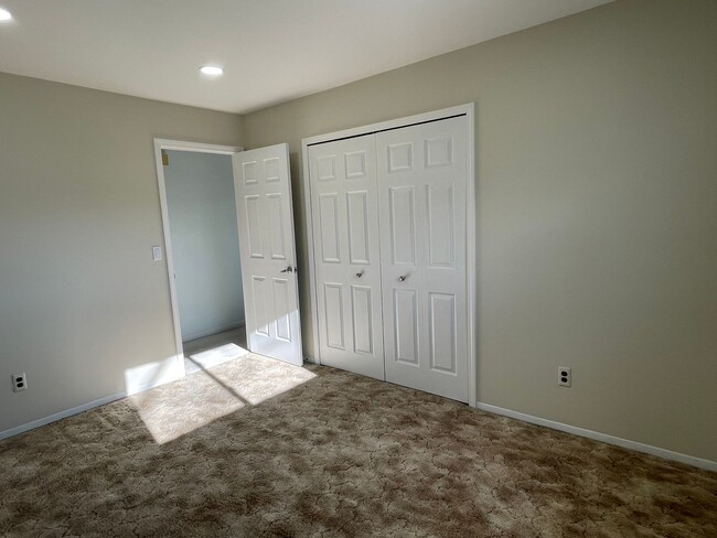 Building Photo - Sterling Heights - 3-Bedroom Ranch with Fa...