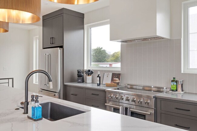 Building Photo - 1117 3rd Ave S