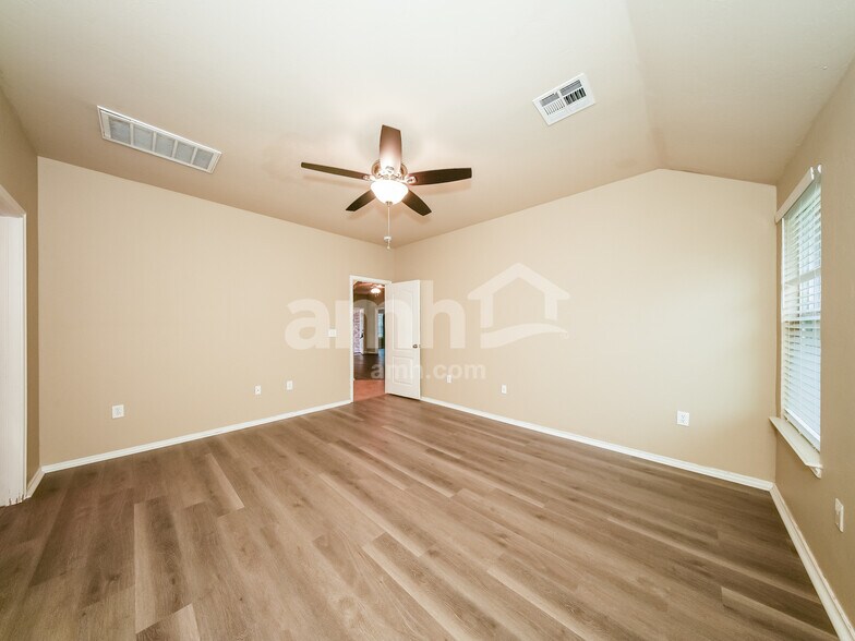 Building Photo - 613 E Juniper Ln