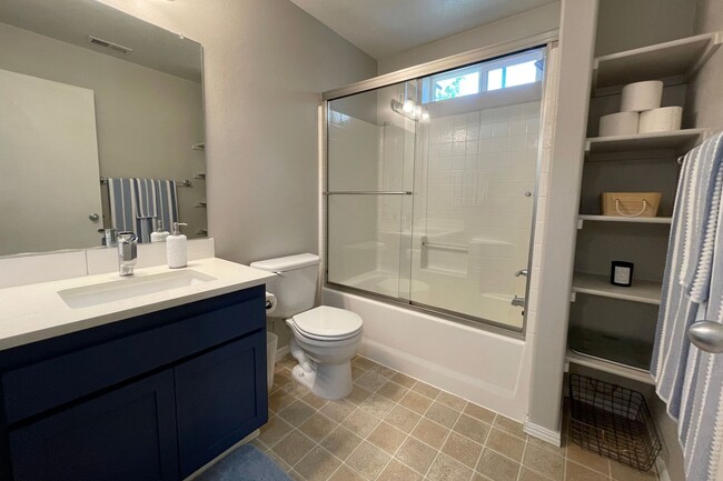 Building Photo - Stunning Forest Heights Home with Washer/D...