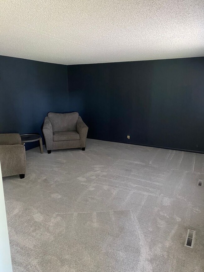 Building Photo - Fully Updated 3 Bedroom 3 Bath Townhouse with 2 Stall Attatched Garage