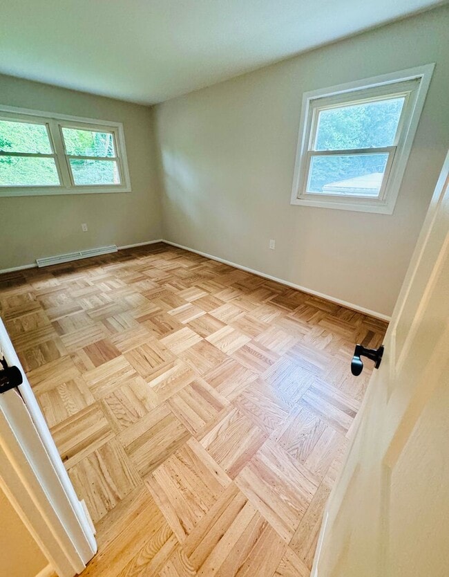 Building Photo - 5 bedroom, 2 bathroom home in Newark