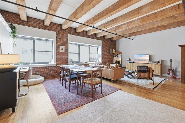 Building Photo - 33 Sleeper St