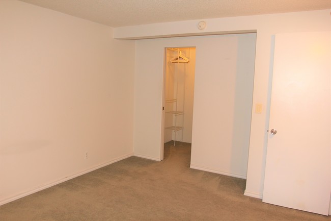 Large walk-in closet - 714 1st St S