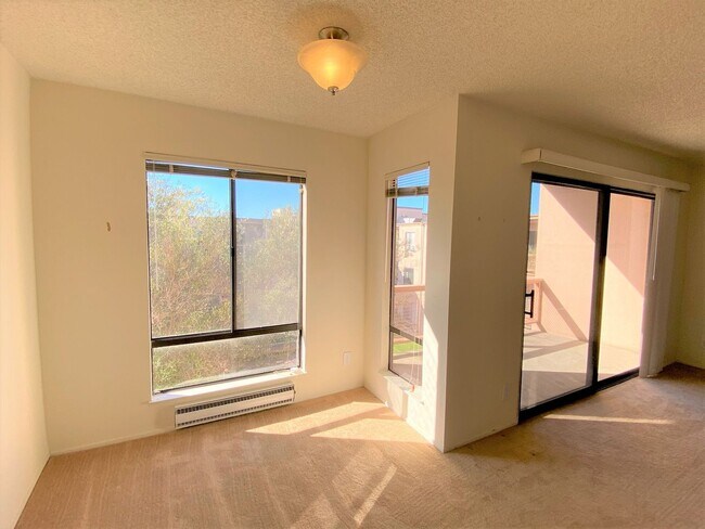 Building Photo - One Bedroom Condo Available in Watergate Community/Emeryville!