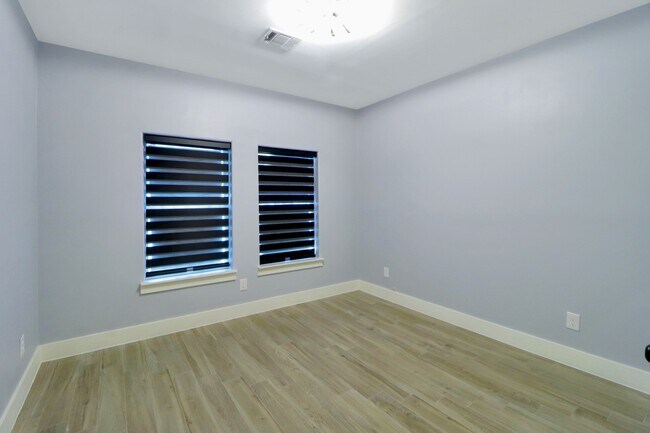 Building Photo - 3027 Clinton Dr