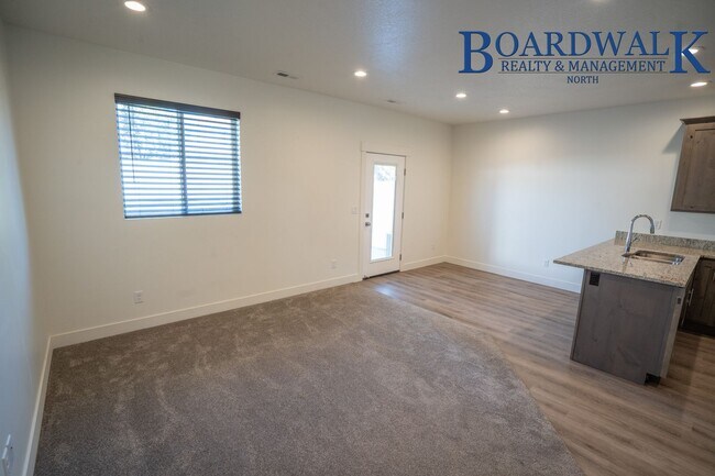 Building Photo - 440 1625 N