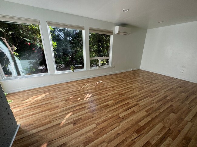 Building Photo - Charming 1 Bedroom Apartment in Seattle - ...