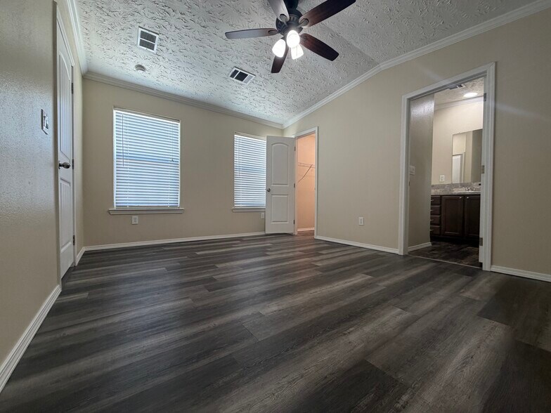 Building Photo - 709 N Collins Fwy