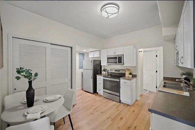 Building Photo - Historic Hillside 2 Bedroom 2 Bathroom