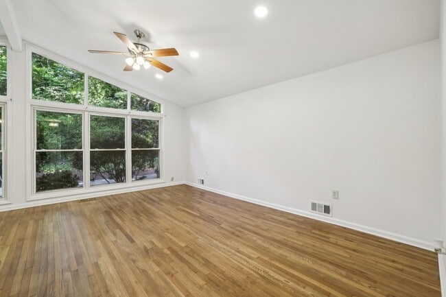 Building Photo - 2056 Abby Ln NE