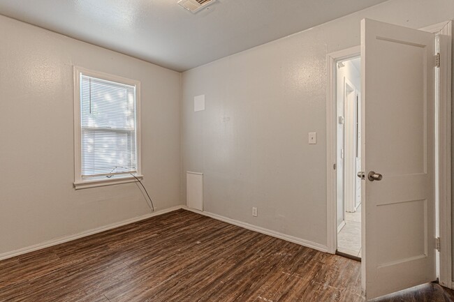 Building Photo - 3 Bed 2 Bath in OKC!
