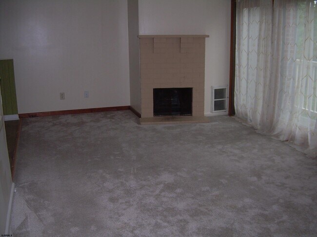 Building Photo - 303 Meadowbrook Dr