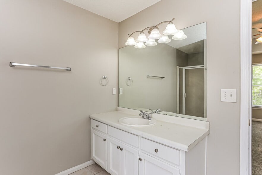 Building Photo - 460 Heathgate Dr SW