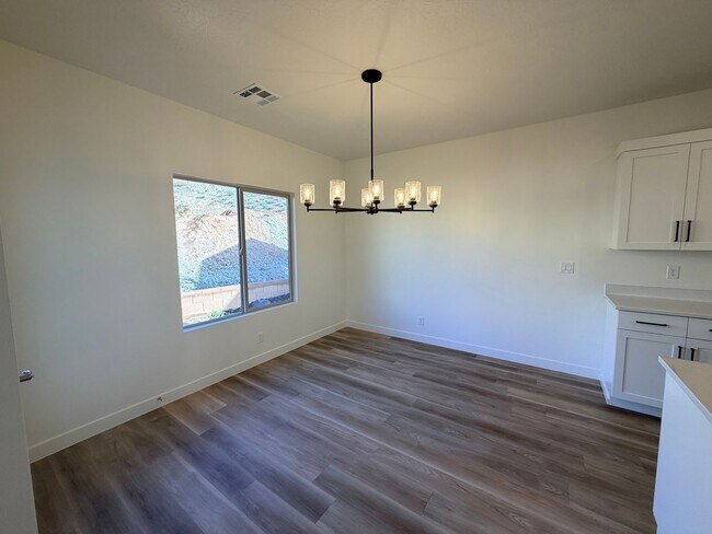 Building Photo - Beautiful Brand new 4 bedroom, 2.5 bathroom home in St George!