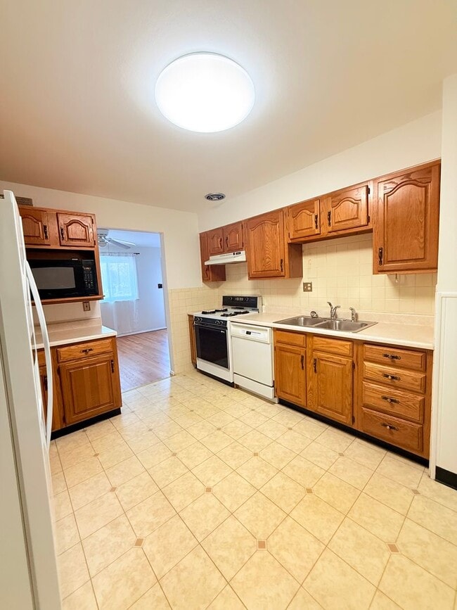 Building Photo - 3 Bedroom 2 BathHome