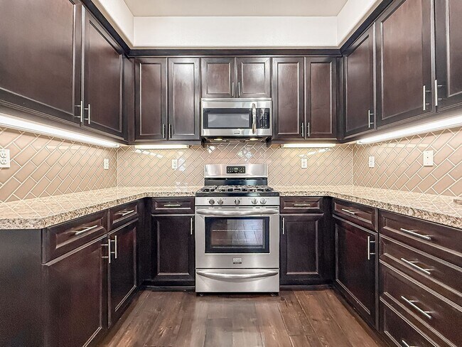 Building Photo - 3 bed, 2 1/2 bath townhome in sought-after Oak Terrace community