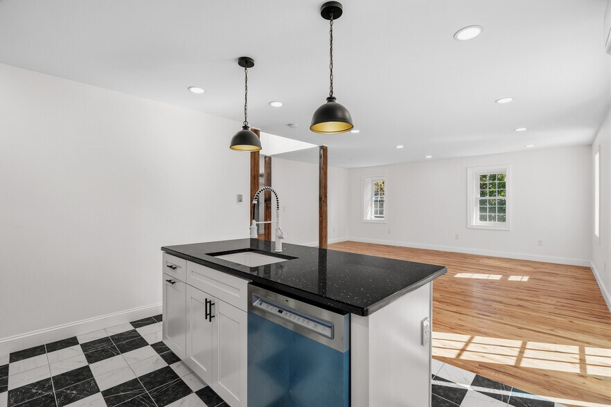 Building Photo - 131 W Walnut Ln