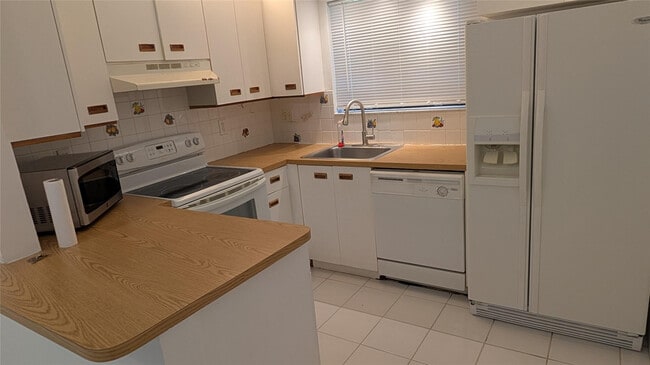 Building Photo - 2372 NW 39th Ave