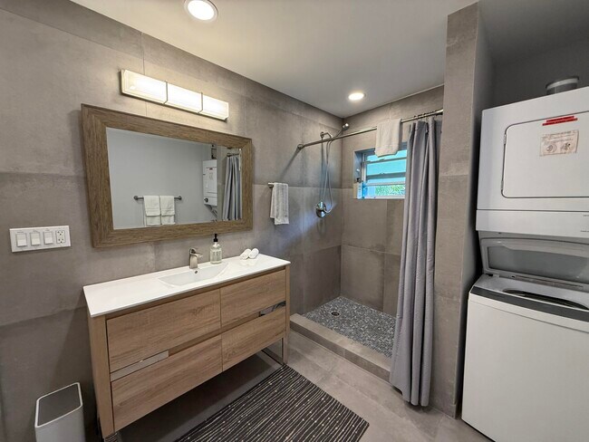 Building Photo - 203 Seacrest Ln