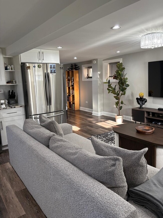 Building Photo - 6541 S Ingleside Ave