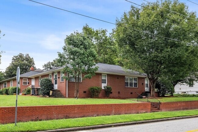 Building Photo - Adorable Duplex in the UNCG Area, Hardwood...