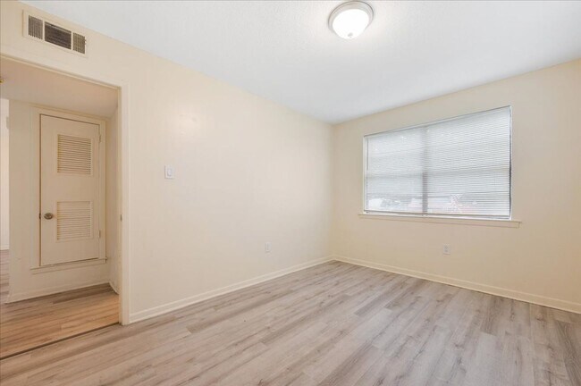 Building Photo - 2-Bedroom Apartment in Convenient Savannah Location