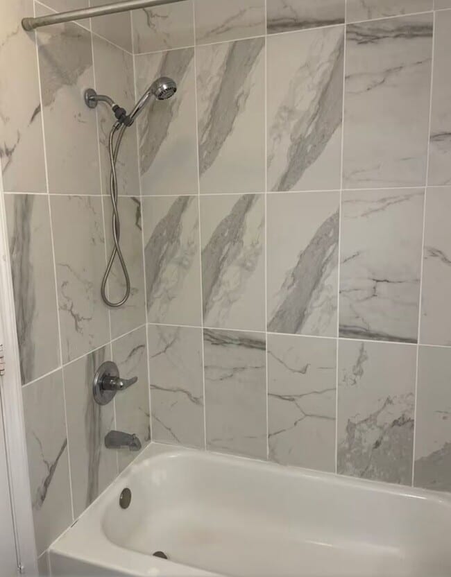 Building Photo - 3 bedroom/ 2 bath