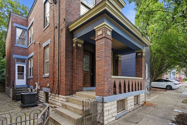 Building Photo - 2215 Victor St