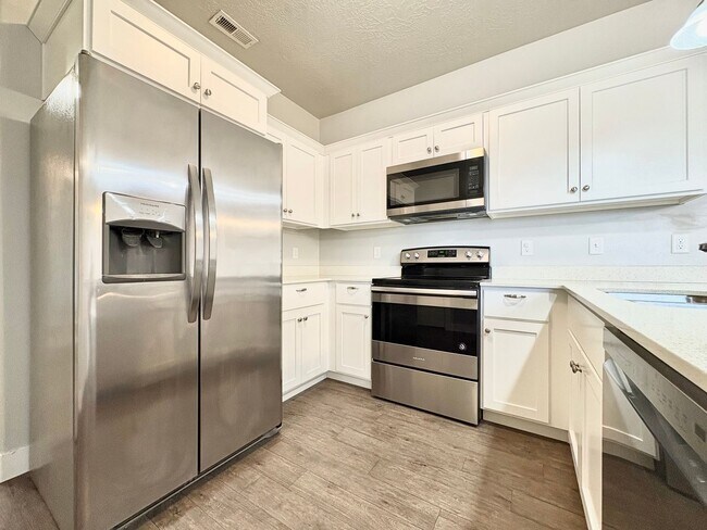 Building Photo - Spacious & Bright 3 Bedroom Condo with Pool Access, Garage, and Prime Lehi Location!