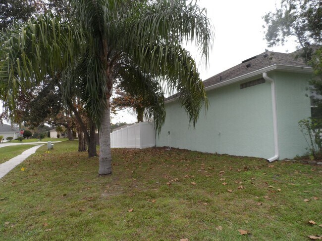 Building Photo - 4 BEDROOM - GATED TWIN LAKES SUBDIVISION -...