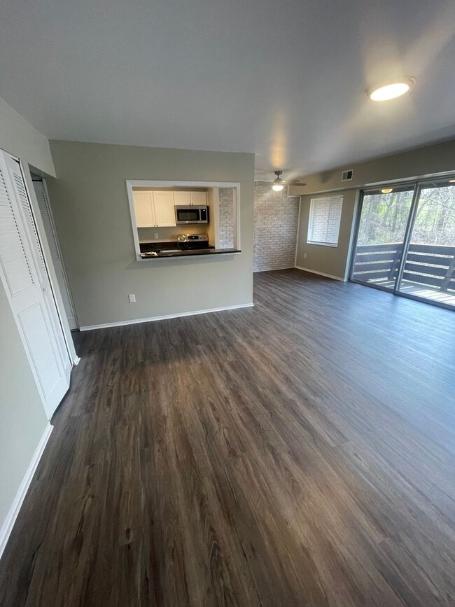 Building Photo - Recently Renovated 2 Bed, 1 Bath Condo for Lease NOW!