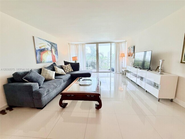 Building Photo - 3140 S Ocean Dr