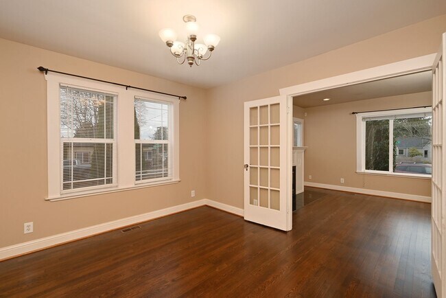 Building Photo - Charming 3 Bedroom/2 Bath Craftsman Home for Lease in Phinney/Greenlake