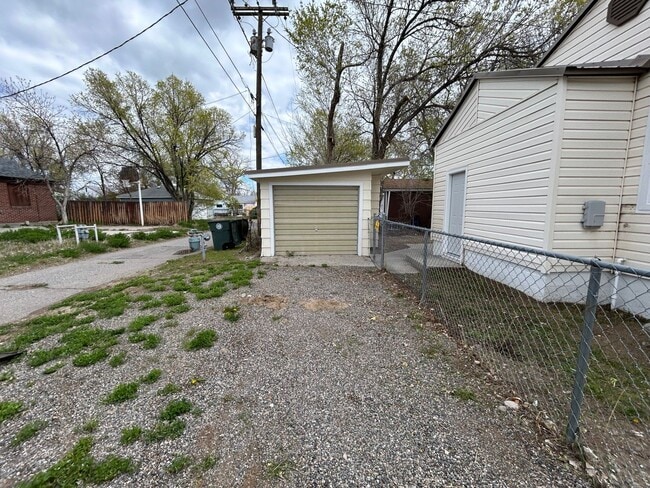 Building Photo - 3 Bedroom 1 Bath Beautiful House with Fenced Yard & Garage