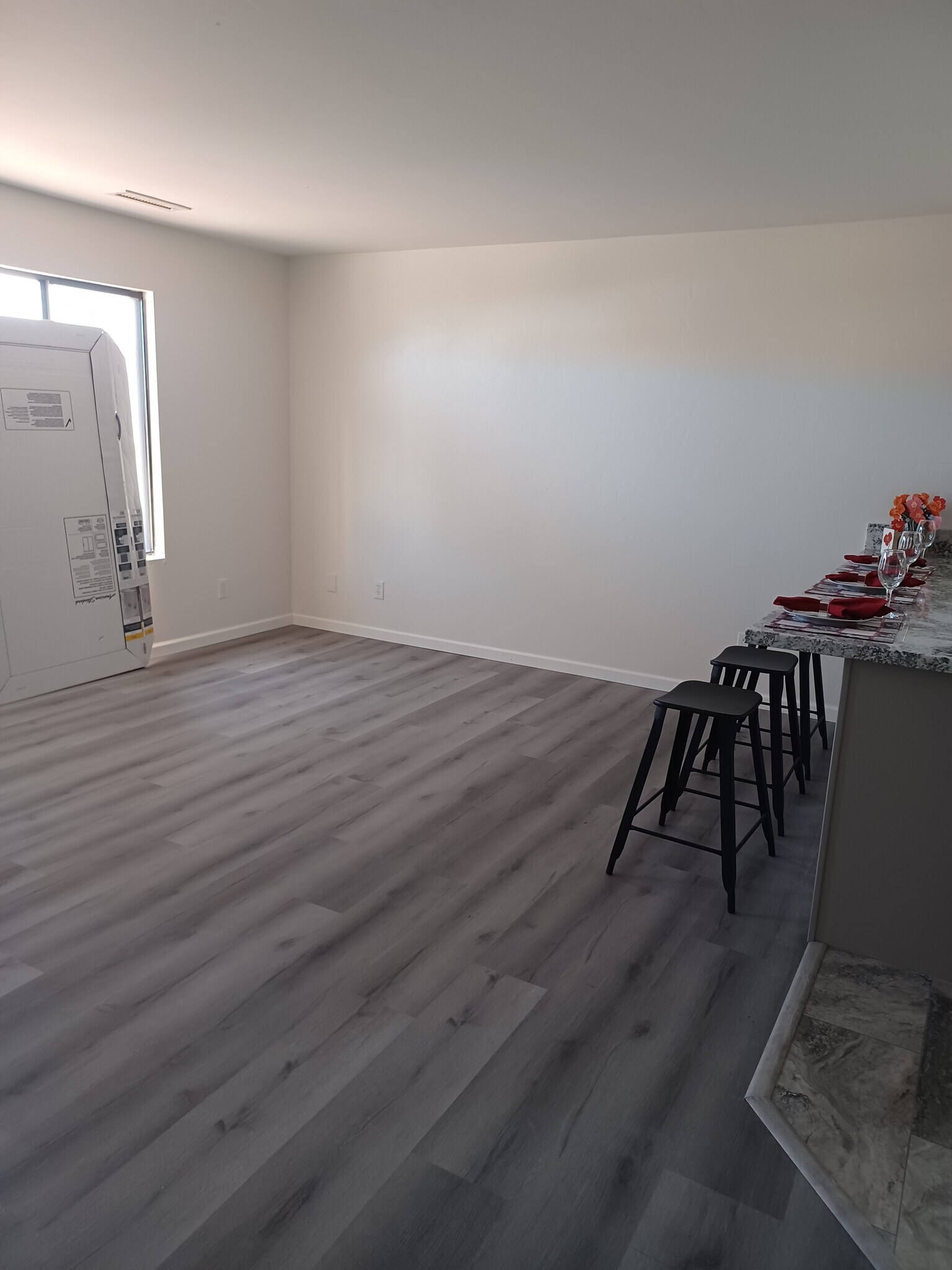 Living room with breakfast bar for four - 8396 E Stevens Dr