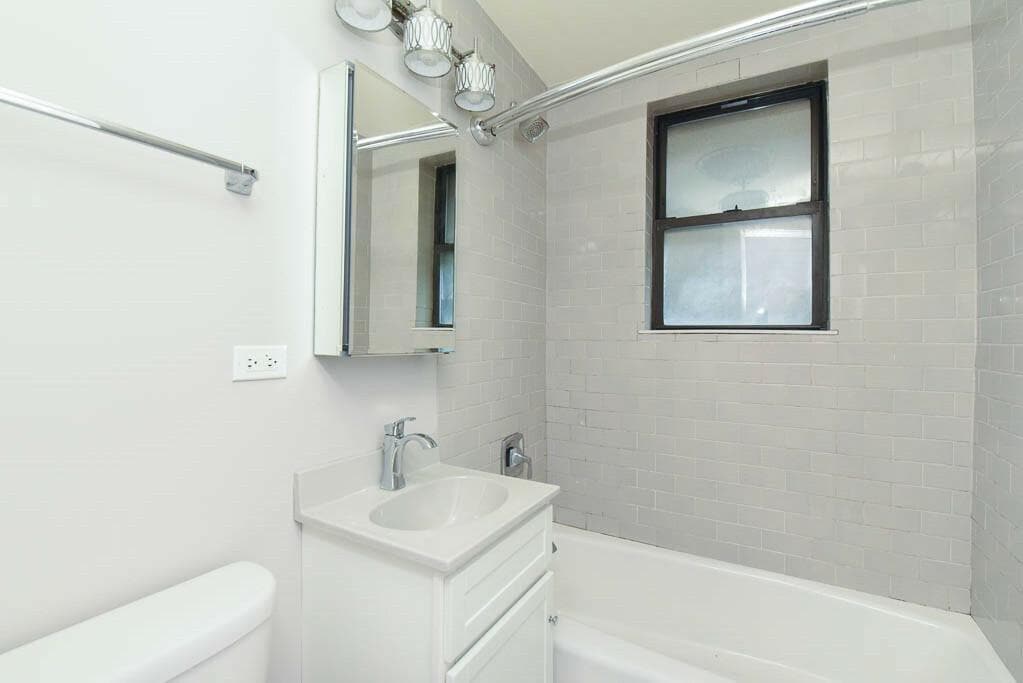 Building Photo - 817 W Lakeside Pl