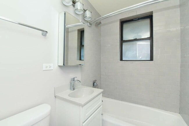 Building Photo - 817 W Lakeside Pl